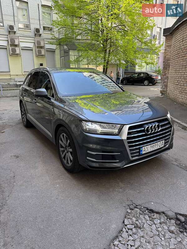 Позашляховик / Кросовер Audi Q7 2017 в 
