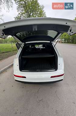 Внедорожник / Кроссовер Audi Q7 2016 в 