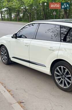 Внедорожник / Кроссовер Audi Q7 2016 в 