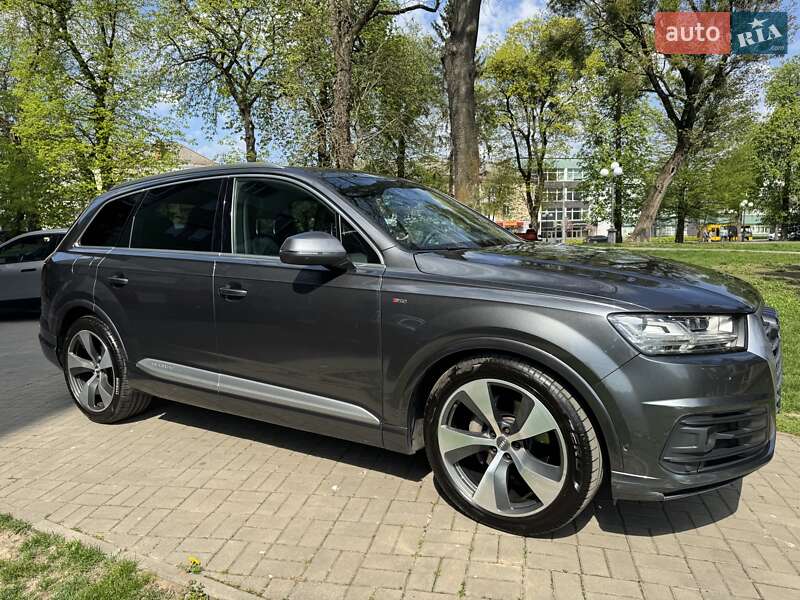 Позашляховик / Кросовер Audi Q7 2017 в 