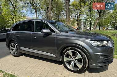 Позашляховик / Кросовер Audi Q7 2017 в 