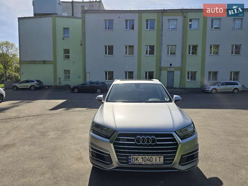 Позашляховик / Кросовер Audi Q7 2018 в Рівному