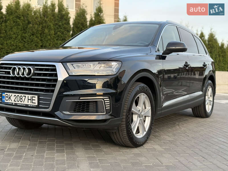 Внедорожник / Кроссовер Audi Q7 2016 в 
