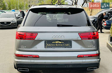Внедорожник / Кроссовер Audi Q7 2016 в 