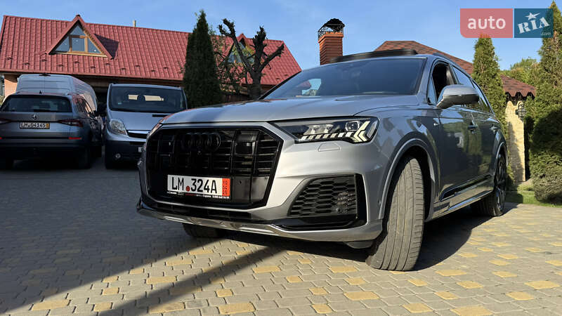 Позашляховик / Кросовер Audi Q7 2020 в Сваляві
