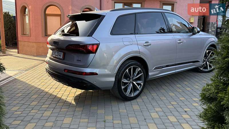 Позашляховик / Кросовер Audi Q7 2020 в Сваляві