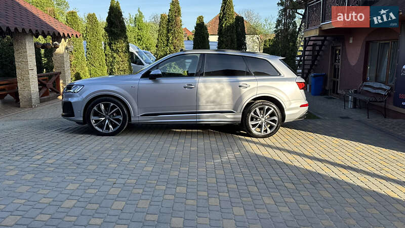 Позашляховик / Кросовер Audi Q7 2020 в Сваляві