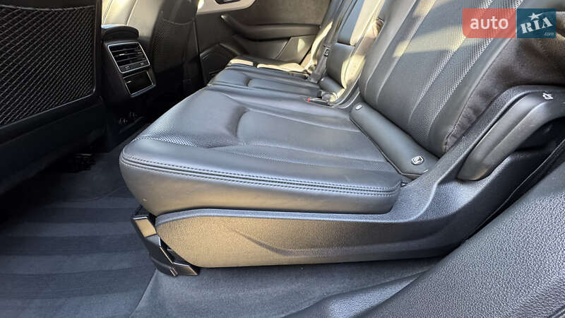 Позашляховик / Кросовер Audi Q7 2020 в Сваляві