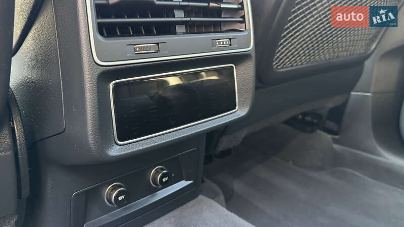 Позашляховик / Кросовер Audi Q7 2020 в Сваляві