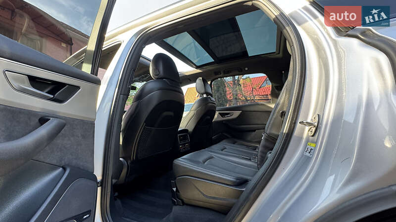 Позашляховик / Кросовер Audi Q7 2020 в Сваляві