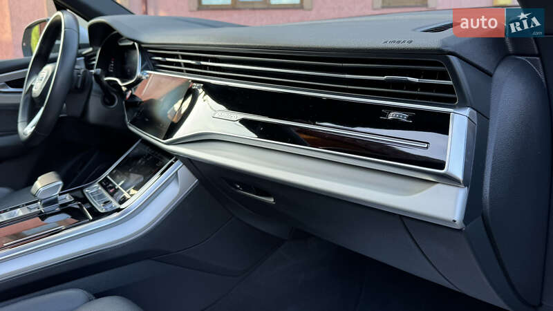 Позашляховик / Кросовер Audi Q7 2020 в Сваляві