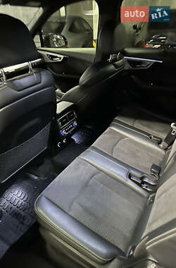 Внедорожник / Кроссовер Audi Q7 2017 в 