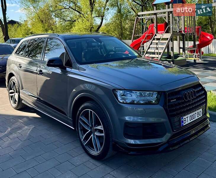 Внедорожник / Кроссовер Audi Q7 2016 в 