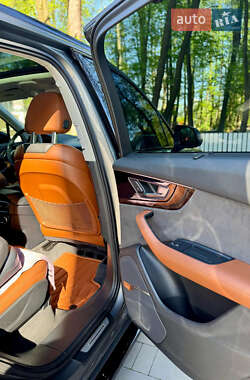 Внедорожник / Кроссовер Audi Q7 2016 в 