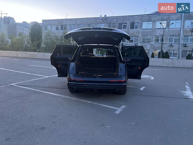 Внедорожник / Кроссовер Audi Q7 2016 в Киеве