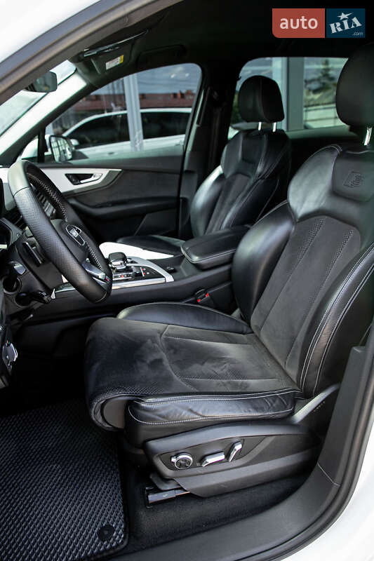 Внедорожник / Кроссовер Audi Q7 2017 в Черновцах