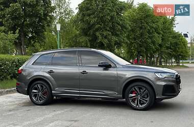 Позашляховик / Кросовер Audi Q7 2019 в 