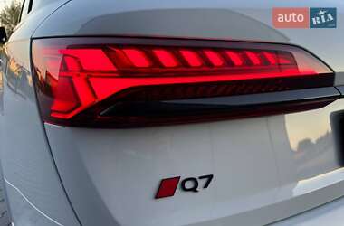 Позашляховик / Кросовер Audi Q7 2024 в 