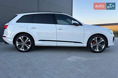 Позашляховик / Кросовер Audi Q7 2024 в 