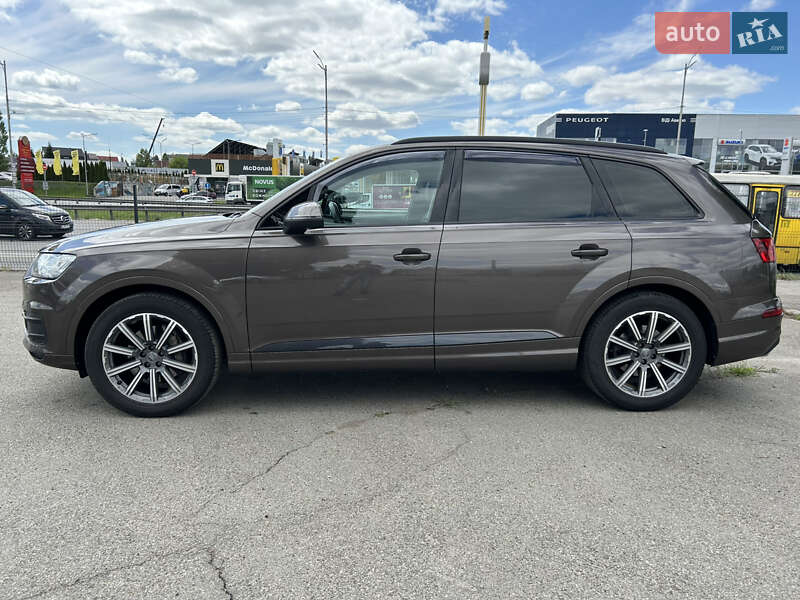 Позашляховик / Кросовер Audi Q7 2017 в 