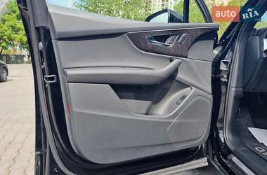 Позашляховик / Кросовер Audi Q7 2021 в 