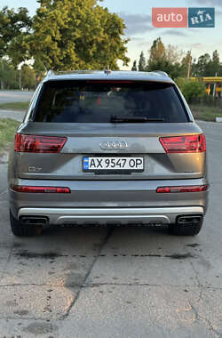 Позашляховик / Кросовер Audi Q7 2017 в 