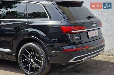 Позашляховик / Кросовер Audi Q7 2021 в 