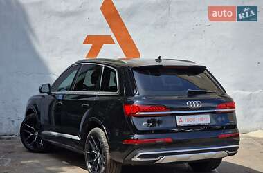 Позашляховик / Кросовер Audi Q7 2021 в 