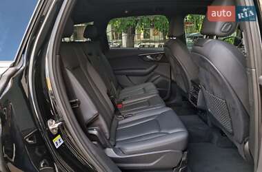 Позашляховик / Кросовер Audi Q7 2021 в 