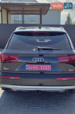 Позашляховик / Кросовер Audi Q7 2018 в 