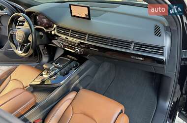 Позашляховик / Кросовер Audi Q7 2019 в 
