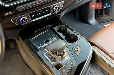 Позашляховик / Кросовер Audi Q7 2019 в 