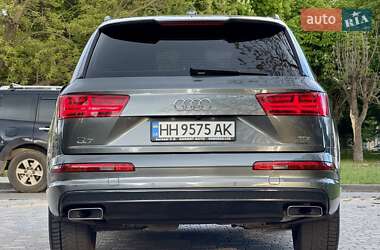Позашляховик / Кросовер Audi Q7 2018 в 
