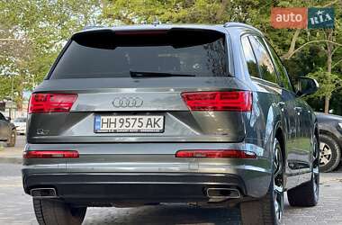 Позашляховик / Кросовер Audi Q7 2018 в 