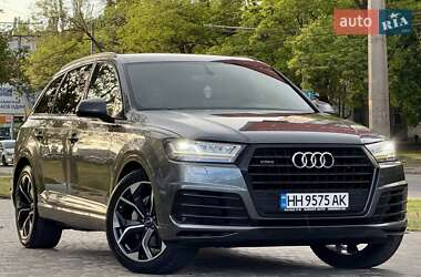 Позашляховик / Кросовер Audi Q7 2018 в 