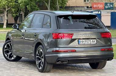 Позашляховик / Кросовер Audi Q7 2018 в 