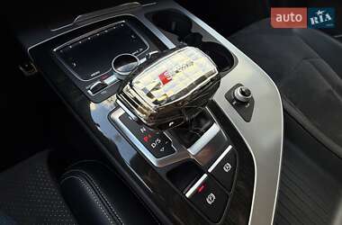 Позашляховик / Кросовер Audi Q7 2018 в 