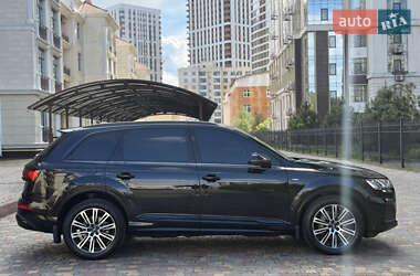 Внедорожник / Кроссовер Audi Q7 2022 в 
