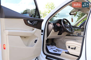 Внедорожник / Кроссовер Audi Q7 2016 в 