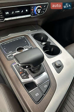 Внедорожник / Кроссовер Audi Q7 2016 в 
