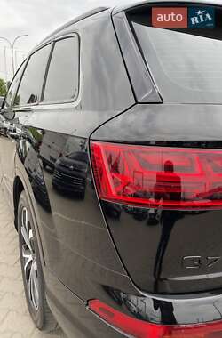Внедорожник / Кроссовер Audi Q7 2016 в 