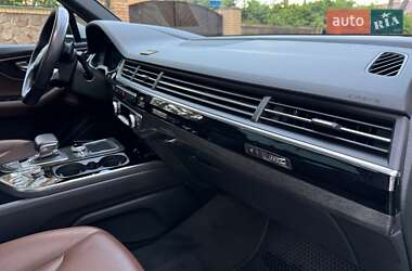 Позашляховик / Кросовер Audi Q7 2018 в 
