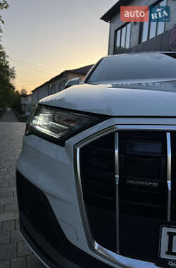 Позашляховик / Кросовер Audi Q7 2021 в 