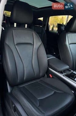 Позашляховик / Кросовер Audi Q7 2021 в 