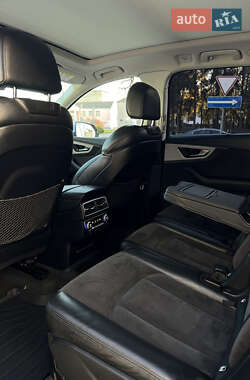 Внедорожник / Кроссовер Audi Q7 2016 в 