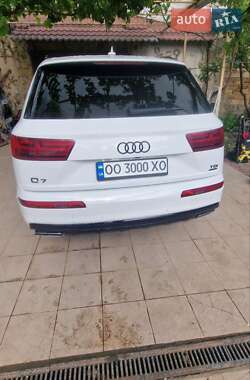 Внедорожник / Кроссовер Audi Q7 2017 в 