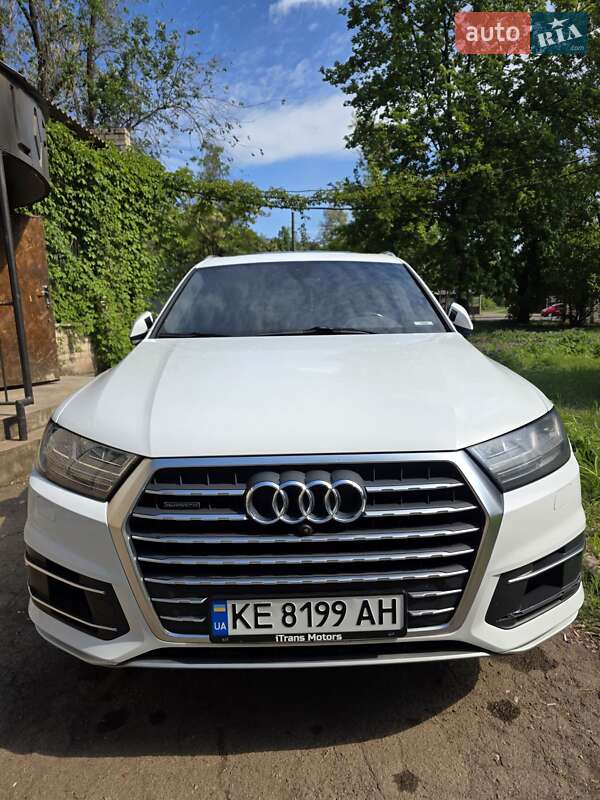 Внедорожник / Кроссовер Audi Q7 2017 в 
