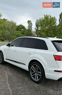 Позашляховик / Кросовер Audi Q7 2018 в 