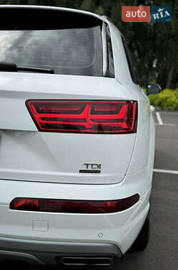 Позашляховик / Кросовер Audi Q7 2017 в 