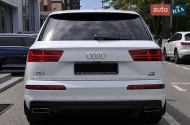 Внедорожник / Кроссовер Audi Q7 2016 в 